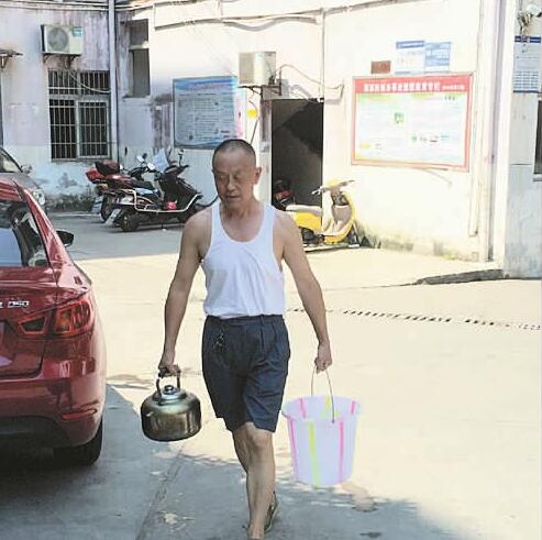 裝修抽干蓄水池,大熱天南充小區(qū)無水可用