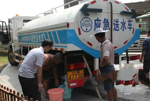 高溫導(dǎo)致用水量大增 送水車開到樓下