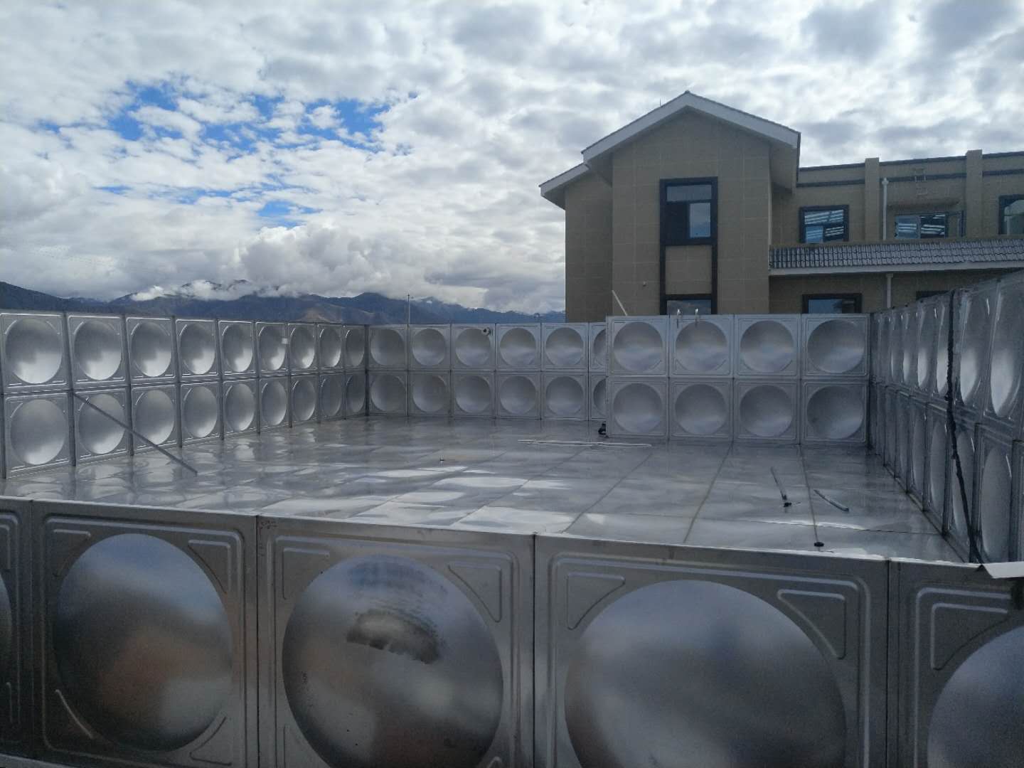 學校采用箱式無負壓供水設備的優點